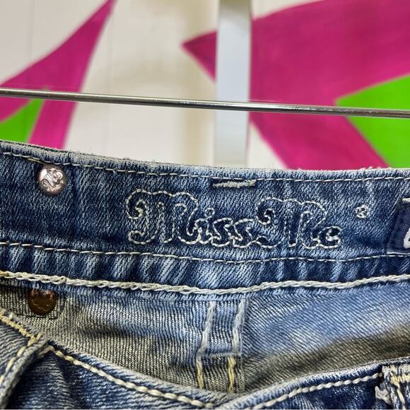 Miss Me, Signature Cuffed Capris. Size 27. In excellent condition! - Picture 6 of 9